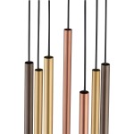 Lampa wisząca 7-punktowa w kolorach złotym, mosiężnym, brązowym i miedzianym, z długimi, smukłymi metalowymi rurkami zawieszonymi na czarnych przewodach. Produkt prezentowany w widoku z przodu, ukazując różnorodność kolorów i kształtów.