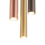 Lampa wisząca 7-punktowa w kolorach miedzi, złota i ciemnoszarego, z cylindrycznymi kloszami. Klosze zawieszone w różnych wysokościach, emitujące ciepłe światło, na białym tle.