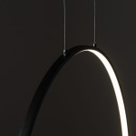 Lampa wisząca Circolo D60 w kolorze czarnym, z LED o mocy 21W i temperaturze barwowej 3000K. Ujęcie z boku, ukazujące smukły, okrągły kształt oraz emitowane światło z wewnętrznej krawędzi. Zawieszona na cienkich linkach.