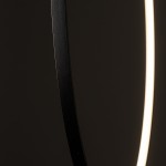 Czarna lampa wisząca Circolo D60 z technologią LED, o mocy 21W i barwie światła 3000K. Widoczny detal okrągłego kształtu z matowym wykończeniem i subtelnym źródłem światła w formie pierścienia. Ujęcie z bliska, podkreślające strukturę materiału.