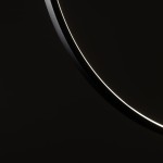 Lampa wisząca Circolo D60 w kolorze czarnym, z widocznym okrągłym pierścieniem LED emitującym ciepłe światło (3000K). Ujęcie z boku, podkreślające minimalistyczny design i subtelne podświetlenie krawędzi.