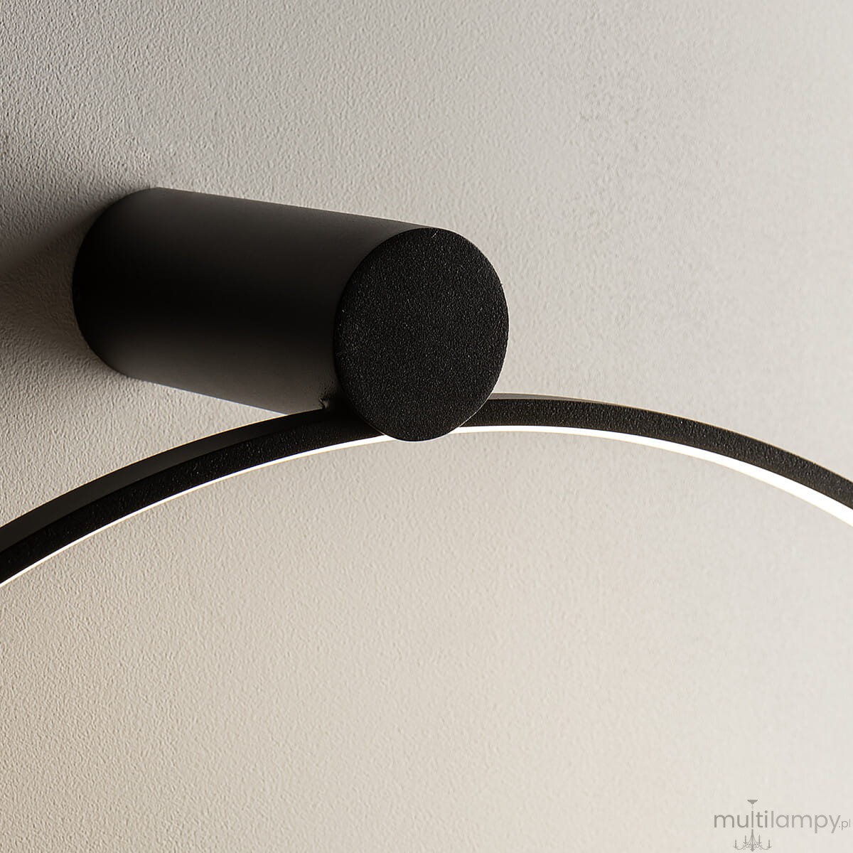 Lampa sufitowa Circolo D60 w kolorze czarnym, z metalowym mocowaniem. Okrągły kształt z delikatnym podświetleniem LED. Zbliżenie na detal mocowania oraz krawędź lampy. Idealna do nowoczesnych wnętrz.