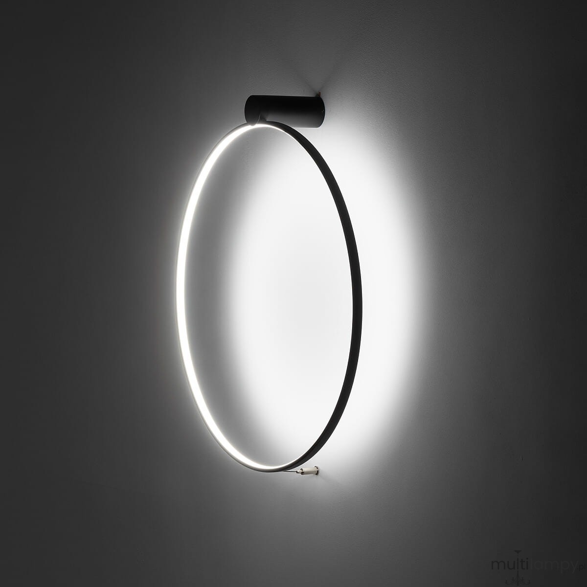 Czarna lampa sufitowa Circolo D60 z pojedynczym źródłem światła LED o mocy 21W, barwie 4000K. Produkt ma okrągły kształt, montowany do ściany, emitujący białe światło wokół obrzeża. Tło jest jednolite, co podkreśla minimalistyczny design lampy.