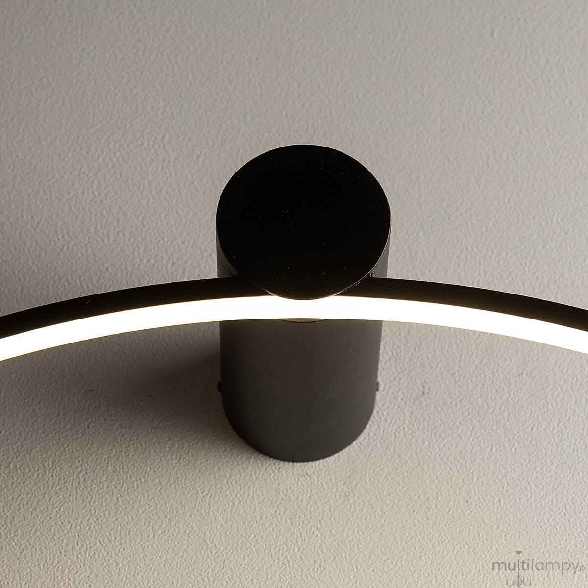 Czarna lampa sufitowa Circolo D60 z jednym źródłem LED o mocy 21W i temperaturze barwowej 4000K. Widok z góry, z okrągłym mocowaniem i delikatnie zaokrąglonym pierścieniem światła, zamontowana na jasnym tle.
