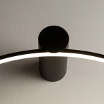 Czarna lampa sufitowa Circolo D60 z jednym źródłem LED o mocy 21W i temperaturze barwowej 4000K. Widok z góry, z okrągłym mocowaniem i delikatnie zaokrąglonym pierścieniem światła, zamontowana na jasnym tle.