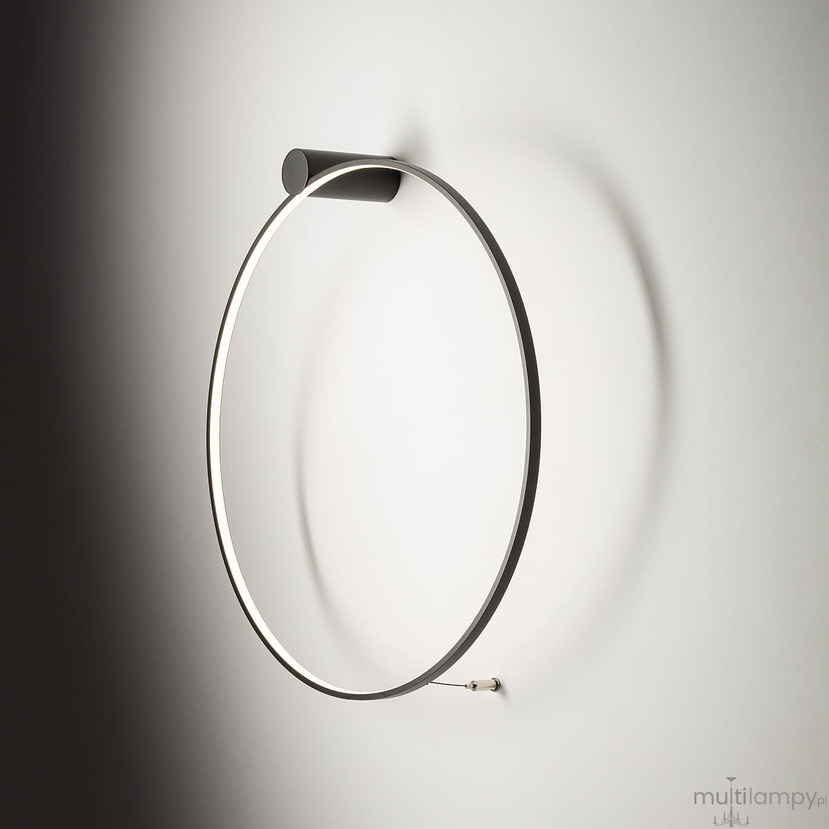 Czarna lampa sufitowa Circolo D60 z jedną diodą LED, moc 21W, temperatura barwowa 4000K. Okrągły kształt, zamontowana na ścianie, emituje jasne światło, które tworzy delikatny cień. Prosty, nowoczesny design.