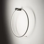 Czarna lampa sufitowa Circolo D60 z jedną diodą LED, moc 21W, temperatura barwowa 4000K. Okrągły kształt, zamontowana na ścianie, emituje jasne światło, które tworzy delikatny cień. Prosty, nowoczesny design.