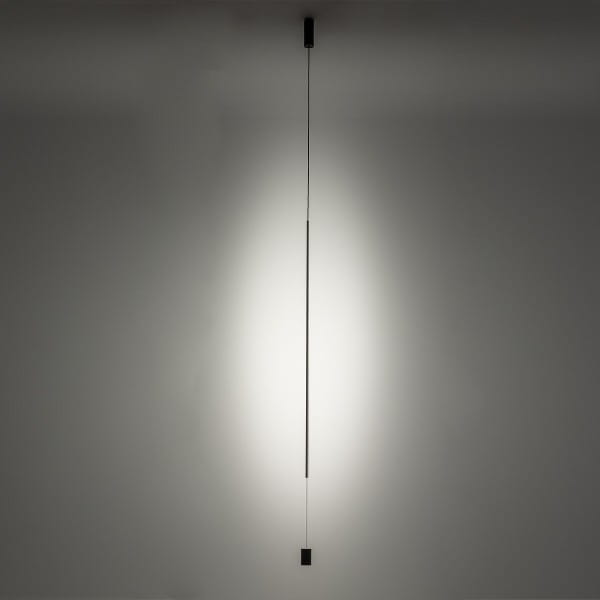 Czarna lampa wisząca Vertic o długości 1 metra, z pojedynczym źródłem światła LED 19W, barwa ciepła 3000K. Zawieszona na cienkim przewodzie, minimalistyczny design, oświetla przestrzeń w kształcie prostokąta. Tło jasne, jednolite.