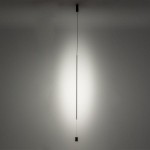 Czarna lampa wisząca Vertic z jedną diodą LED o mocy 19W i temperaturze barwowej 4000K. Lampa ma smukły, prostokątny kształt i jest zawieszona na cienkim przewodzie, emitując światło na ścianę. Idealna do nowoczesnych wnętrz.