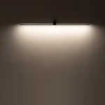Kinkiet Spin 66 w kolorze czarnym, z jedną diodą LED o mocy 10W i temperaturze barwowej 3000K. Zamontowany na ścianie, emituje ciepłe, białe światło, tworząc subtelny efekt oświetleniowy na tle. Prosty, minimalistyczny design.