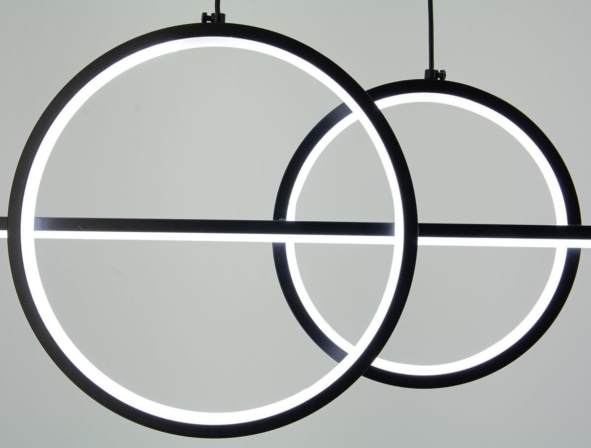 Lampa wisząca Moderno w kolorze czarnym, z dwoma okrągłymi elementami oraz podświetleniem LED. Ujęcie z góry, prezentujące dwa okręgi, jeden większy i jeden mniejszy, zawieszone na cienkich linkach. Prosta, nowoczesna forma.