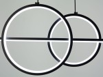 Lampa wisząca Moderno w kolorze czarnym, z dwoma okrągłymi elementami oraz podświetleniem LED. Ujęcie z góry, prezentujące dwa okręgi, jeden większy i jeden mniejszy, zawieszone na cienkich linkach. Prosta, nowoczesna forma.