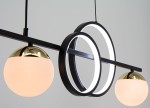 Lampa wisząca Malmo z trzema oprawami E14 oraz dwoma źródłami LED. Czarno-złota konstrukcja z okrągłymi kloszami: dwa z matowego szkła i jeden z podświetleniem LED. Produkt zawieszony na cienkich linkach, na jasnym tle.