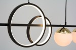 Lampa wisząca Malmo w kolorze czarnym i złotym z trzema okrągłymi elementami LED oraz dwiema kulistymi oprawami z mlecznego szkła. Ujęcie z góry, z widocznymi detalami konstrukcyjnymi i oświetleniem.