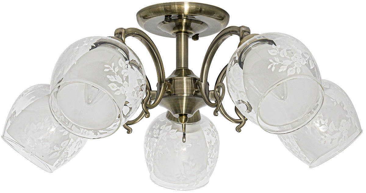 Lampa sufitowa 5-punktowa w kolorze mosiądzu, z pięcioma kloszami z przezroczystego szkła zdobionymi delikatnym, kwiatowym wzorem. Ujęcie z dołu, prezentujące elegancki design oraz detale mocowania. Idealna do stylowych wnętrz.