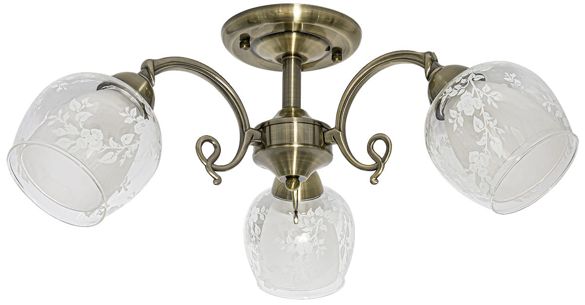 Lampa sufitowa 3-punktowa w kolorze mosiądzu. Posiada trzy szklane klosze z delikatnym, kwiatowym wzorem. Ujęcie z góry, produkt zamontowany, z widocznymi eleganckimi, zakrzywionymi ramionami. Białe tło podkreśla detale kloszy.
