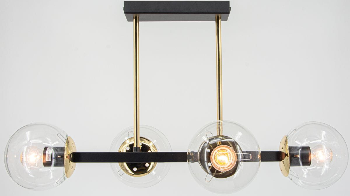 Lampa sufitowa Sintra z czarną podstawą i złotymi detalami, z czterema okrągłymi kloszami z przezroczystego szkła. Ujęcie frontalne, zawieszona na dwóch metalowych prętach. Wymiary kloszy oraz miejsce na żarówki E27. Tło białe.