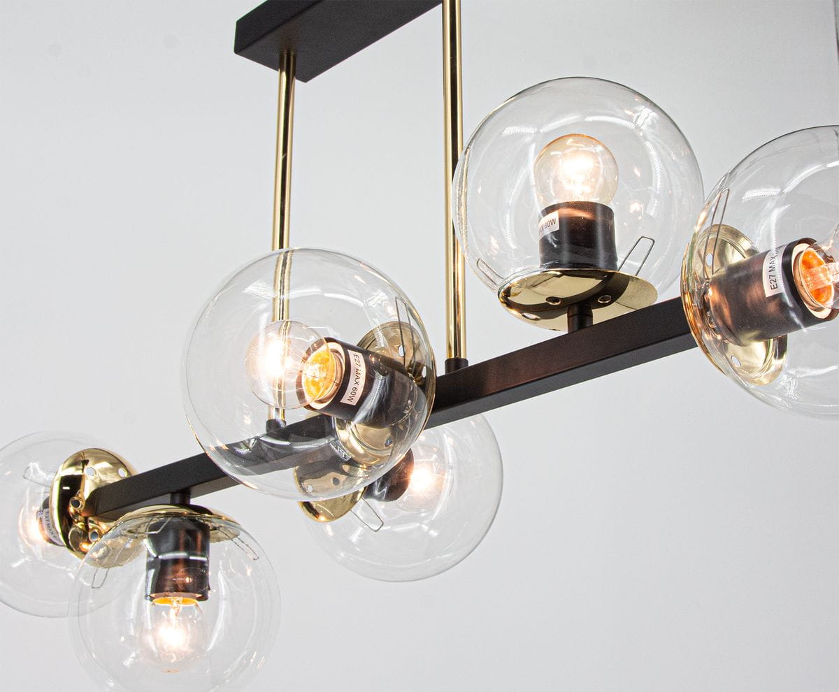 Sintra lampa sufitowa z sześcioma oprawami E27, z czarnym metalowym stelażem i złotymi detalami. Kule szklane osłaniają żarówki, wiszące w układzie poziomym. Lampa w nowoczesnym stylu, idealna do różnych wnętrz.