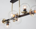 Sintra lampa sufitowa z sześcioma oprawami E27, z czarnym metalowym stelażem i złotymi detalami. Kule szklane osłaniają żarówki, wiszące w układzie poziomym. Lampa w nowoczesnym stylu, idealna do różnych wnętrz.
