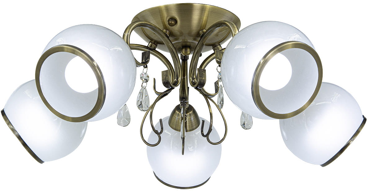 Lampa sufitowa 5-punktowa w kolorze mosiądzu z pięcioma białymi kloszami o okrągłym kształcie z przezroczystymi detalami. Ujęcie z góry, ukazujące elegancką konstrukcję oraz kryształowe zawieszki.
