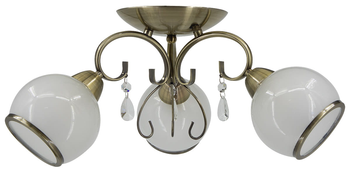 Lampa sufitowa Nina 3-punktowa w kolorze mosiężnym, z trzema kulistymi kloszami z białego szkła. Klosze zawieszone na smukłych, zakrzywionych ramionach z dekoracyjnymi kryształkami. Ujęcie z dołu, ukazujące detale konstrukcji.