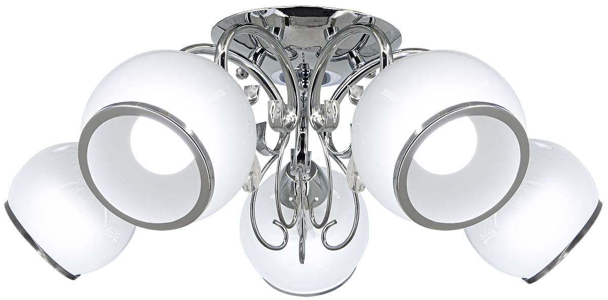 Lampa sufitowa 5-punktowa Nina w chromowanej obudowie. Posiada pięć okrągłych kloszy z białego szkła z metalowymi obrzeżami, zamontowana na ozdobnej podstawie. Ujęcie z góry, pokazujące szczegóły konstrukcji i rozmieszczenie kloszy.
