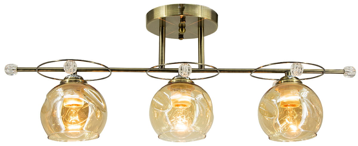 Lampa sufitowa 3-punktowa w kolorze mosiądzu z trzema szklanymi kloszami w kształcie kul, które emitują ciepłe światło. Klosze mają lekko falistą fakturę, a całość jest zamontowana na prostokątnej podstawie.