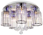 Lampa sufitowa Bella z pięcioma oprawami E14, chromowana, z kryształowymi kloszami w formie prostokątów. Posiada dekoracyjne wiszące kryształy. Oświetlenie LED w tle, zapewniające efektowne podświetlenie. Ujęcie z góry.