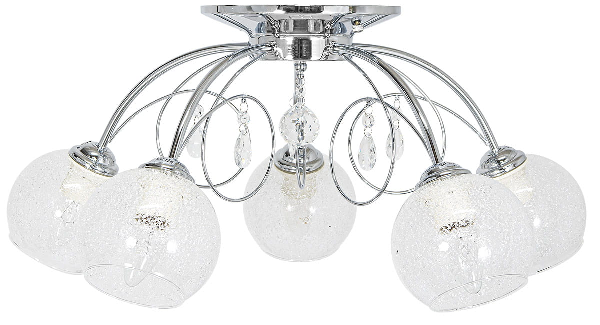 Lampa sufitowa Carmen 5-punktowa w chromie z pięcioma okrągłymi kloszami w białym kolorze z efektem drobnych bąbelków. Klosze zawieszone na delikatnych, zakrzywionych ramionach z dodatkowymi kryształkami. Ujęcie z dołu, ukazujące całą konstrukcję.