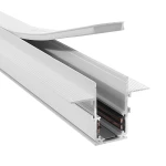 Biała szyna magnetyczna podtynkowa o długości 100 cm, wykonana z materiału gips-karton. Z przodu widoczne rowki, a w środku dwa metalowe przewody. Produkt leży na białym tle, ukazując szczegóły konstrukcji.
