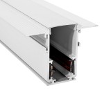 Podtynkowa szyna magnetyczna gips-karton o długości 150 cm w kolorze białym. Widok z boku, ukazujący przekrój. Wewnątrz widoczne przewody i elementy mocujące. Gładka, matowa powierzchnia z rowkami na zewnątrz. Idealna do montażu w ścianach gipsowych.