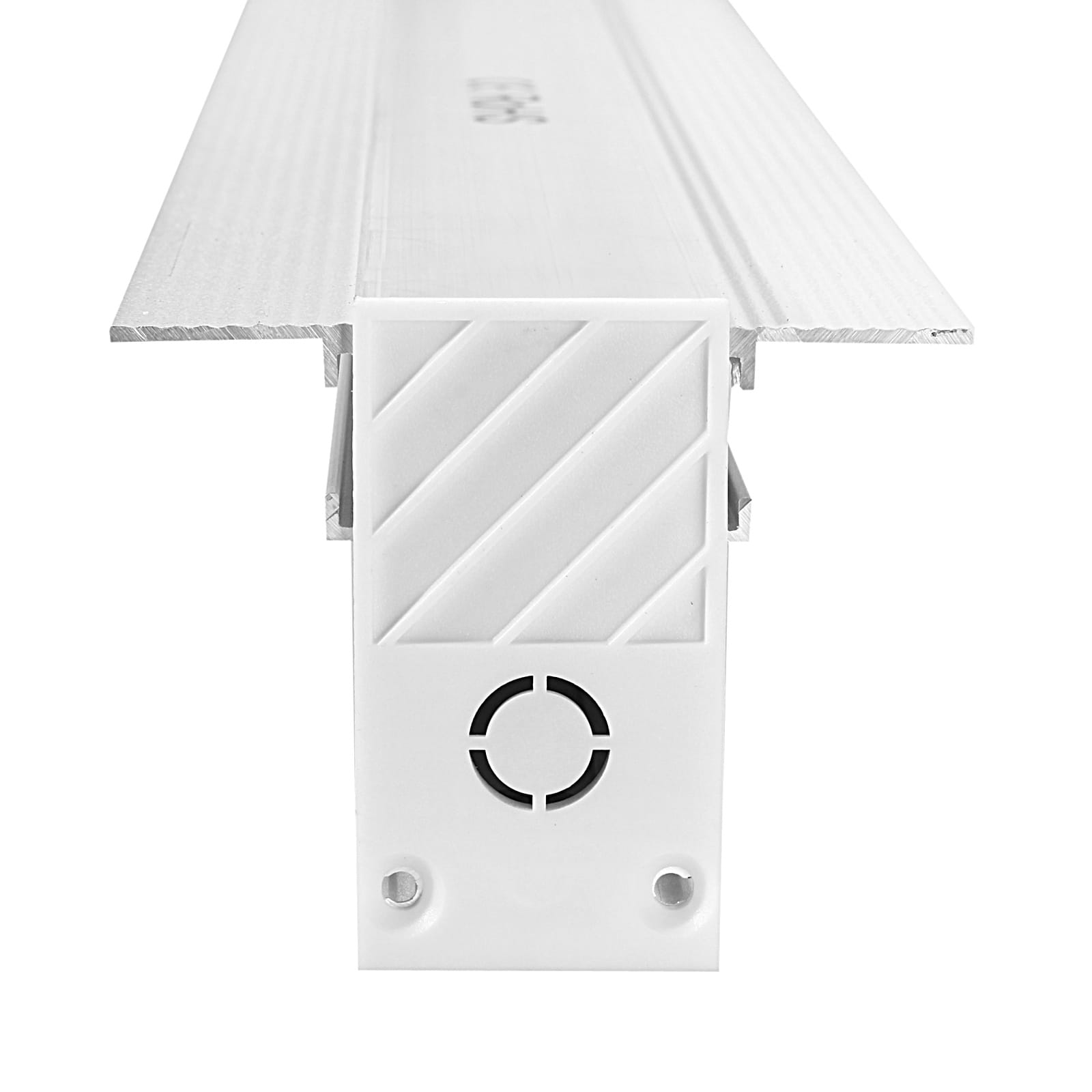 Szyna magnetyczna podtynkowa gips-karton o długości 150 cm, w kolorze białym. Ujęcie z boku, ukazujące profil szyny z widocznymi rowkami oraz otworami do montażu. Gładka powierzchnia, wykonana z metalu, idealna do zastosowań w systemach oświetleniowych.