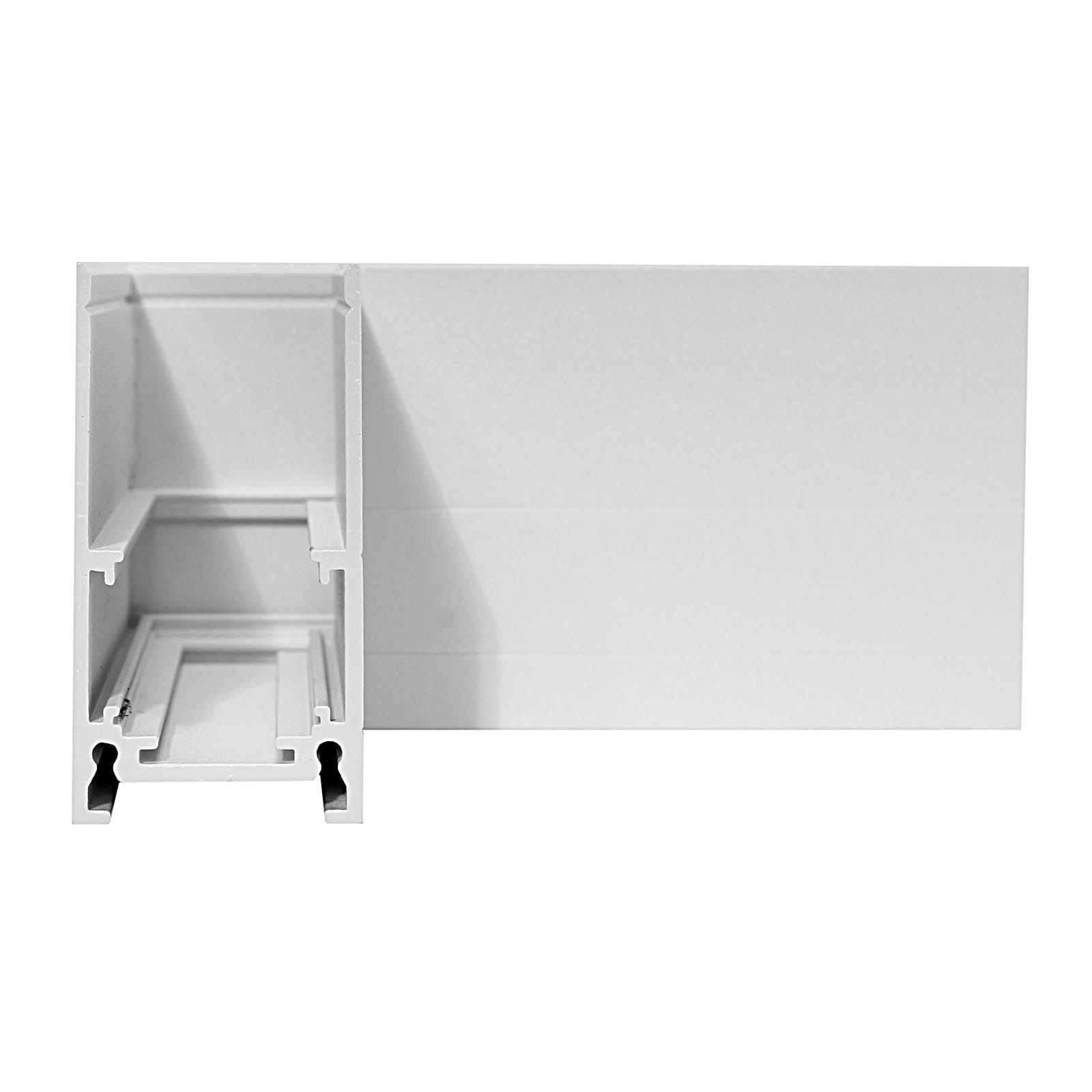 Łącznik kątowy do szyn magnetycznych natynkowych w kolorze białym, widoczny z boku. Produkt o prostokątnym kształcie z wyraźnymi rowkami i gniazdami, przeznaczony do łączenia szyn w kąt. Wykonany z tworzywa sztucznego.