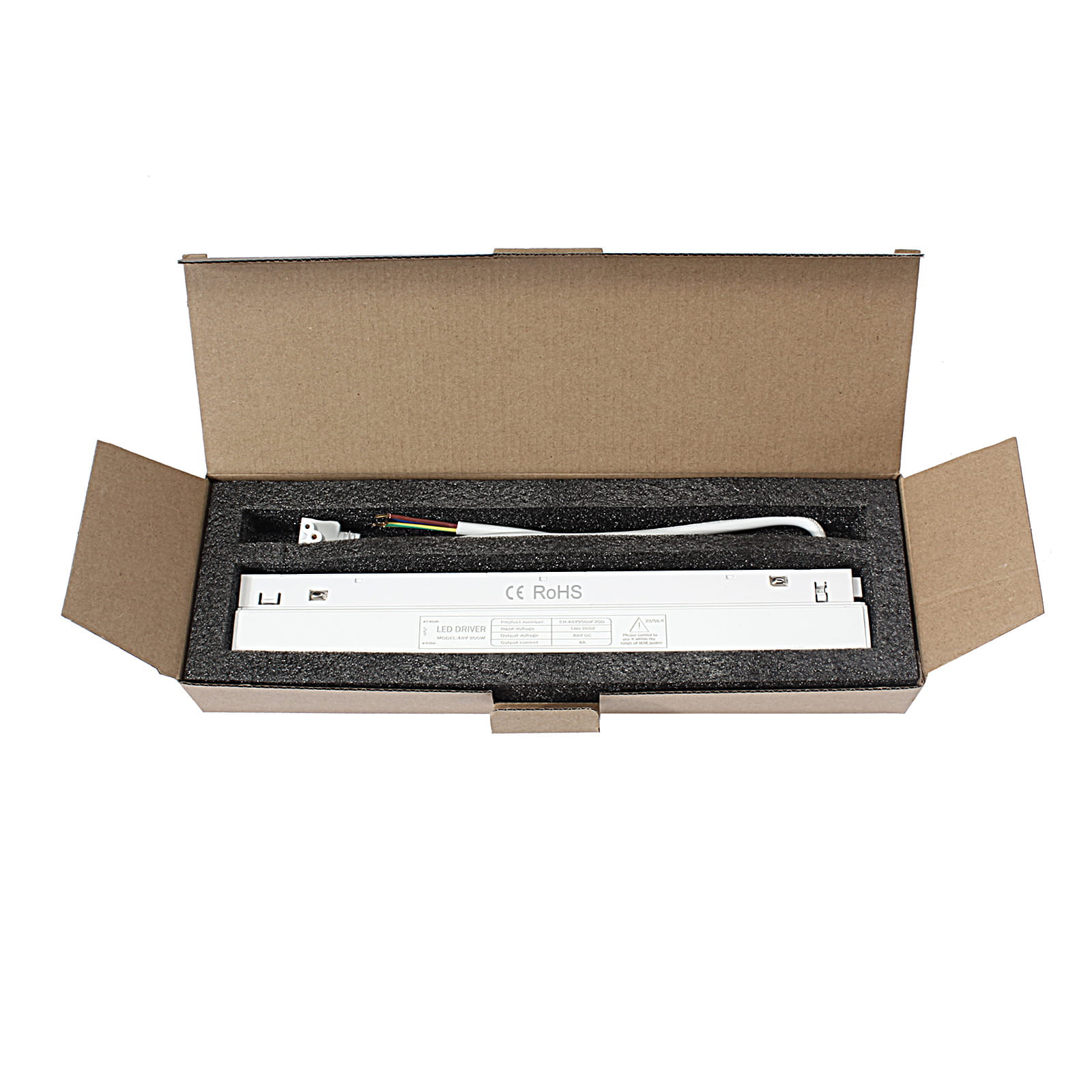 Zasilacz wpinany do szyn magnetycznych 100W/48DC w kolorze białym, umieszczony w kartonowym opakowaniu z wypełnieniem. Widoczny przewód z wtyczką oraz etykieta z informacjami technicznymi. Produkt leży w pozycji poziomej, w otwartym pudełku.