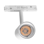 Reflektor spot LED do szyny magnetycznej o mocy 7W, barwie ciepłej bieli (3000K). Produkt w kolorze białym, z okrągłym kloszem, zamontowany na szynie. Widoczna tekstura klosza oraz elementy mocujące.