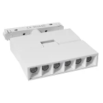 Lampa spot LED do szyny magnetycznej w kolorze białym, z sześcioma diodami. Kąt ujęcia z boku, ukazuje zamocowanie na szynie. Prosta konstrukcja z wyraźnymi krawędziami i fakturą matową. Temperatura barwowa 4000K, idealna do oświetlenia wnętrz.
