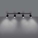 Czarna lampa sufitowa Lemmi z czterema reflektorami GU10, zamontowana na prostokątnej podstawie. Reflektory skierowane są w dół, emitując światło na szarym tle. Minimalistyczny design, idealna do nowoczesnych wnętrz.