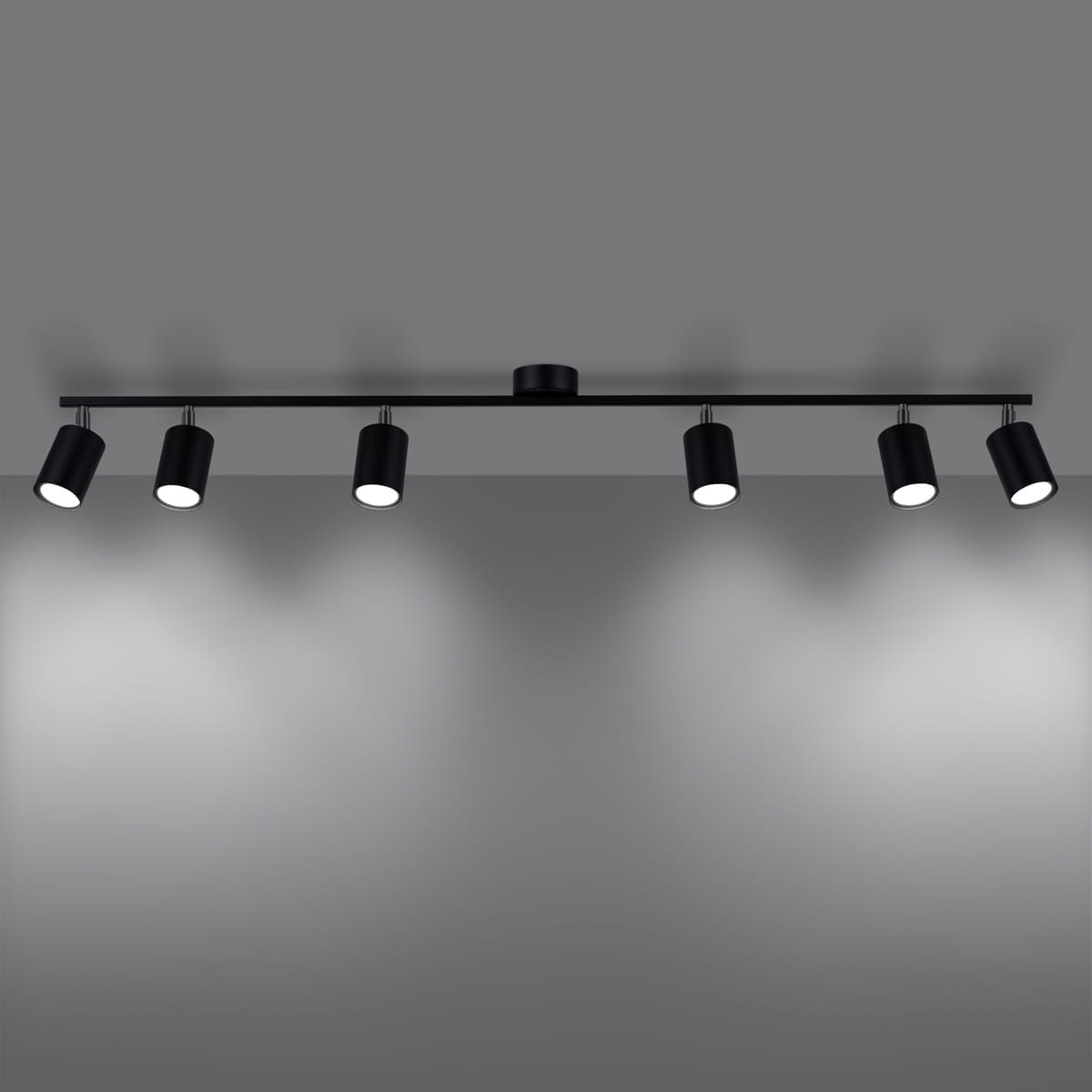 Lemmi lampa sufitowa (spot) w kolorze czarnym, z sześcioma regulowanymi reflektorami GU10, zamontowana na prostokątnej listwie. Ujęcie z góry, na jednolitym szarym tle, podkreślające elegancki design i funkcjonalność oświetlenia.