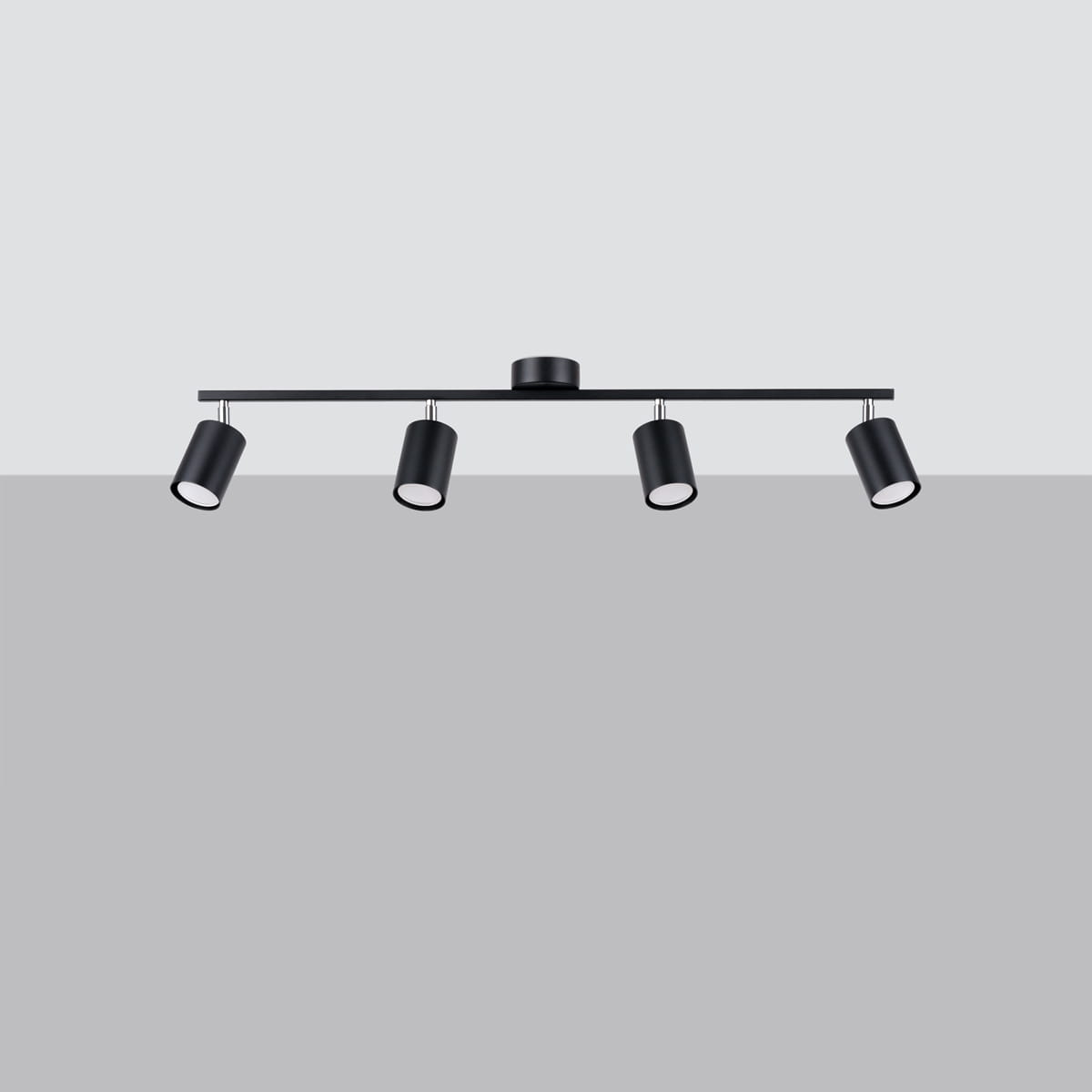 Lemmi lampa sufitowa (spot) z czterema oprawami GU10, w kolorze czarnym. Produkt zamontowany na cienkiej, poziomej listwie. Ujęcie frontalne, pokazujące lampę w minimalnym stylu, na jednolitym, szarym tle.