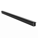 Szyna magnetyczna podtynkowa gips-karton o długości 100 cm w kolorze czarnym. Produkt o prostokątnym kształcie, wykonany z metalu, z widocznymi szczelinami do montażu. Ujęcie z boku, na jednolitym tle.