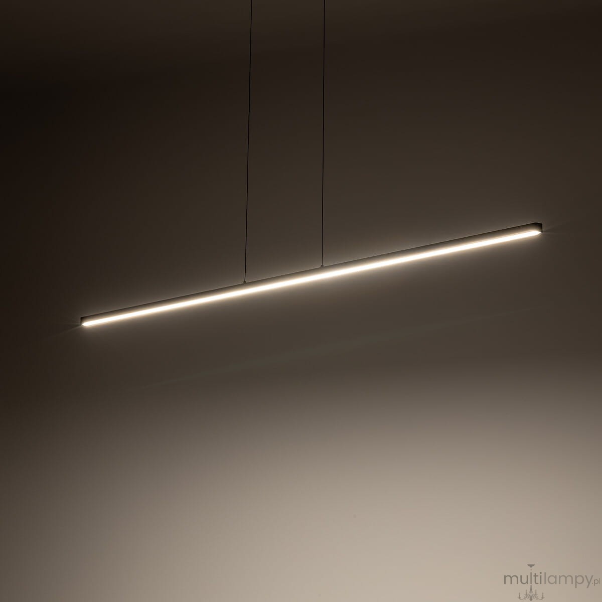 Lampa wisząca Bar L120 w kolorze czarnym, o długości 120 cm, z jedną diodą LED o mocy 21W i temperaturze barwowej 3000K. Zawieszona poziomo, emitująca ciepłe światło, z minimalistycznym designem.