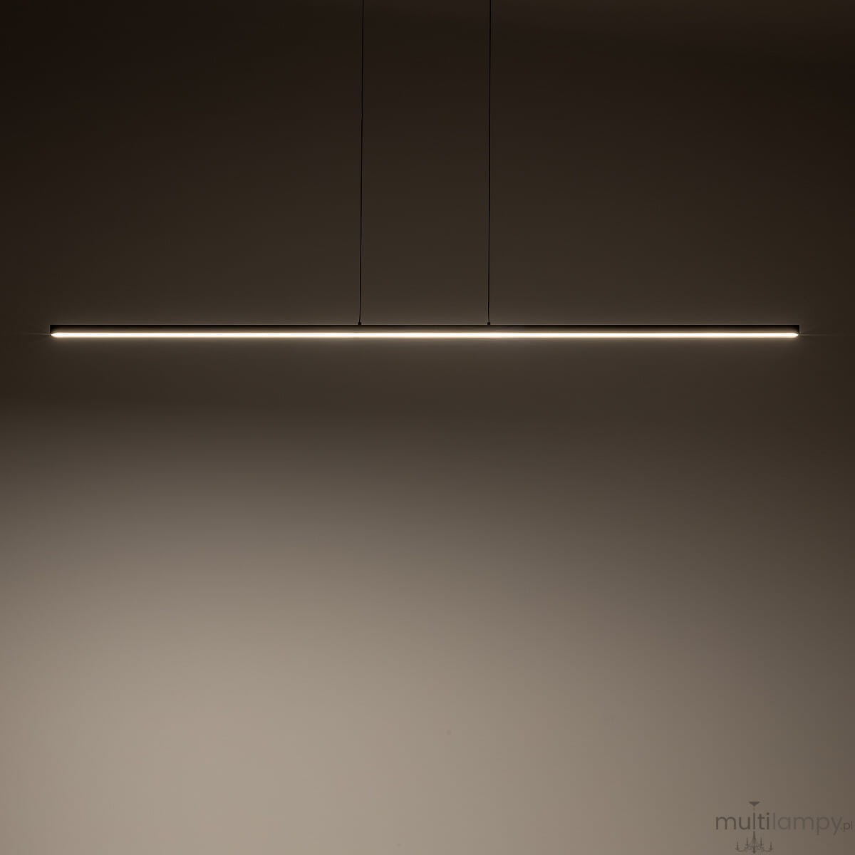 Lampa wisząca Bar L120 w kolorze czarnym, długości 120 cm, z jedną żarówką LED o mocy 21W i temperaturze barwowej 3000K. Zawieszona na dwóch cienkich linkach, minimalistyczny design, emitująca ciepłe światło.