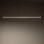 Lampa wisząca Bar L120 w kolorze czarnym, długości 120 cm, z jedną żarówką LED o mocy 21W i temperaturze barwowej 3000K. Zawieszona na dwóch cienkich linkach, minimalistyczny design, emitująca ciepłe światło.