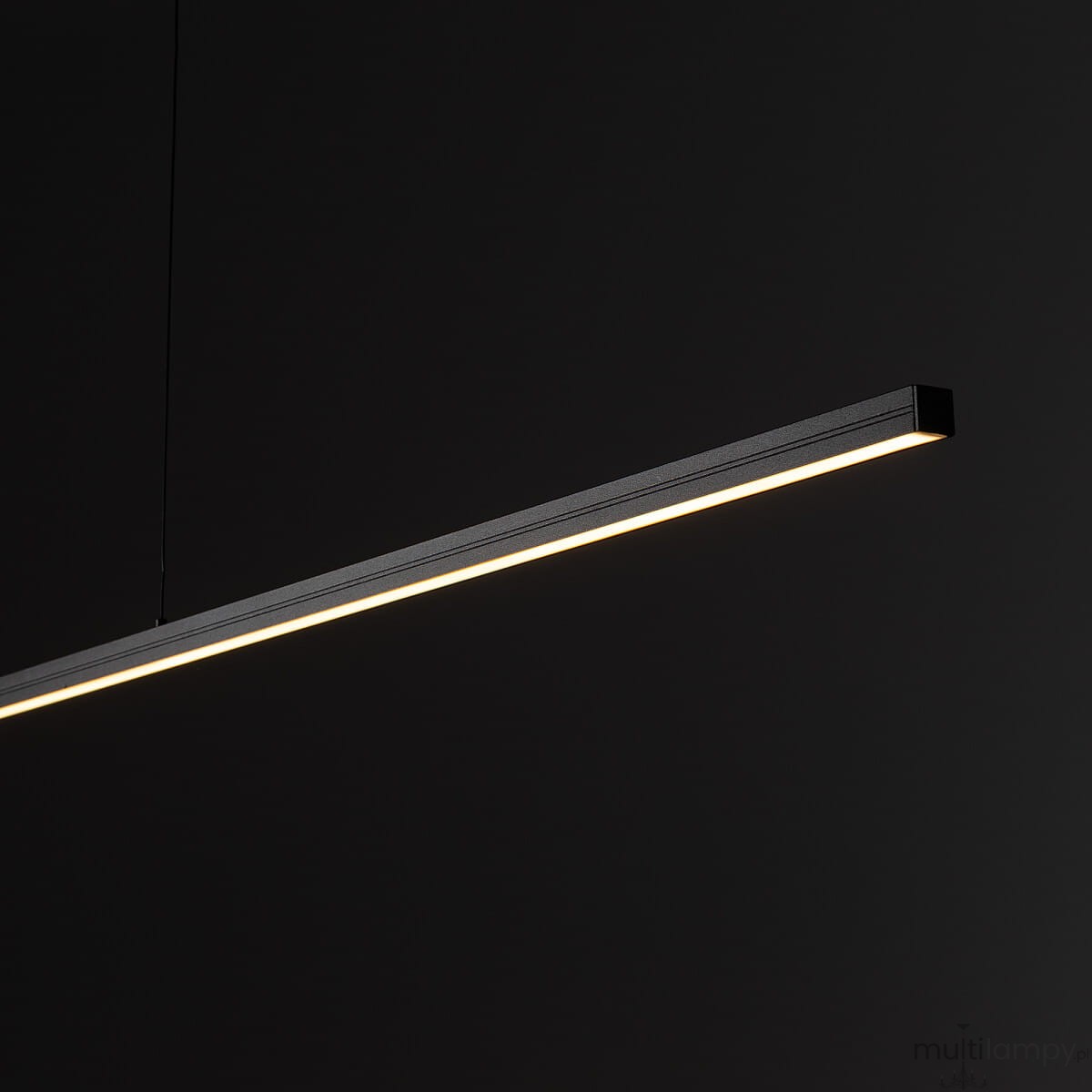 Czarna lampa wisząca Bar L120, prostokątna, z jedną diodą LED o mocy 21W i barwie światła 3000K. Zawieszona pod kątem z górnym oświetleniem, z widoczną cienką, elegancką oprawą. Tło ciemne, podkreślające minimalistyczny design.