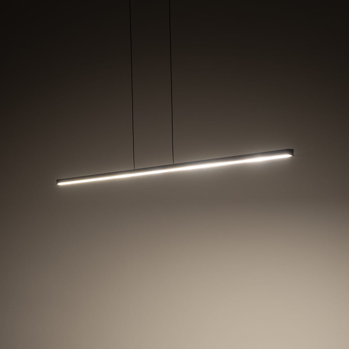 Lampa wisząca Bar L150 w kolorze czarnym, o prostokątnym kształcie. Zawiera jedno źródło światła LED o mocy 24W i temperaturze barwowej 3000K. Zawieszona na dwóch cienkich linkach, emitująca delikatne, ciepłe światło.