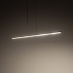 Lampa wisząca Bar L150 w kolorze czarnym, o prostokątnym kształcie. Zawiera jedno źródło światła LED o mocy 24W i temperaturze barwowej 3000K. Zawieszona na dwóch cienkich linkach, emitująca delikatne, ciepłe światło.
