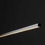 Czarna lampa wisząca Bar L150 z jedną diodą LED o mocy 24W i barwie światła 3000K. Produkt ma prostokątny kształt, zawieszony na cienkich przewodach, z widocznym źródłem światła na dolnej krawędzi. Tło ciemne, minimalistyczne.