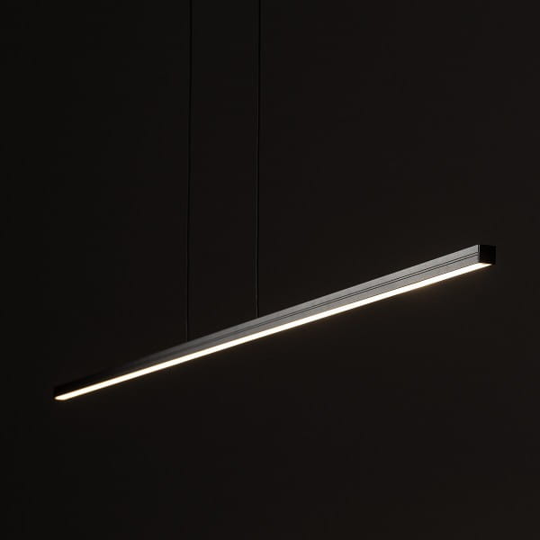 Lampa wisząca Bar L150 w kolorze czarnym, z długim prostokątnym korpusem. Wyposażona w diodę LED o mocy 24W i temperaturze barwowej 3000K. Zawieszona na cienkich linkach, prezentuje minimalistyczny design.