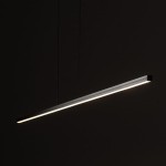 Lampa wisząca Bar L150 w kolorze czarnym, z długim prostokątnym korpusem. Wyposażona w diodę LED o mocy 24W i temperaturze barwowej 3000K. Zawieszona na cienkich linkach, prezentuje minimalistyczny design.