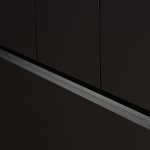 Czarna lampa wisząca Bar L150 z jedną diodą LED o mocy 24W i temperaturze barwowej 3000K. Produkt o prostokątnym kształcie, zawieszony na cienkich przewodach, widoczny w zbliżeniu na gładką, matową powierzchnię.